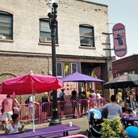 huge queue to get inside at Voodoo Doughnut in Portland