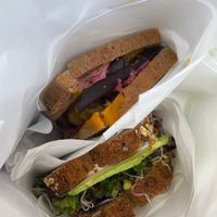 Auberginen- und Avocadosandwich  at roots - Münstergasse in Zurich