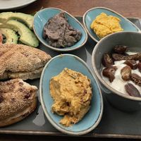 Veganer Bagel mit drei verschiedenen Aufstrichen, Gemüse und Sojajoghurt mit Datteln  at Deli Star Bagel & Coffee in Munich