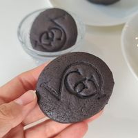 Complimentary cookies - close-up at Veganuary - 비거뉴어리 in Incheon