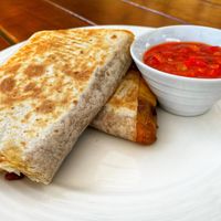 Tortila s fazolemi a chedarem a rajčatovou salsou.  at Jiná Káva in Beroun