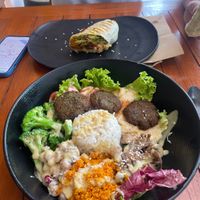 Wrap (andere Hälfte schon gegessen) und Reisbowl  at Gustav Grün in Canggu