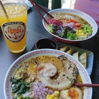 Ramen del fondo es opción vegana con las gyosas de verduras. at Momotaro in Santiago