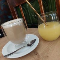 cafe latte und frischer orangensaft at Café Naiv in Innsbruck