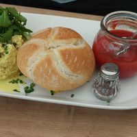 rührtofu mit Brötchen und tomaten at Café Naiv in Innsbruck