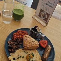 Irish Breakfast  +  Grüner Smoothie at Café Naiv in Innsbruck