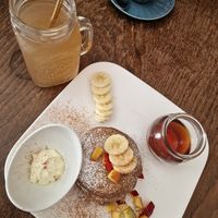 Lavendel Zitronen Limonade; Pancakes mit Ahornsirup at Café Naiv in Innsbruck