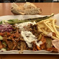 Doen doen Teller mit fries  at doen doen® kebap in Stuttgart