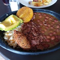 Bandeja paisa, un poco baja de sal, pero nada que no arregle el salero 🧂 at La Cabaña Andina in Bogota