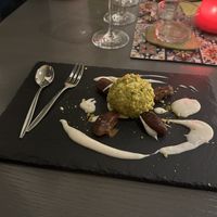 Vanilleeis mit Pistaziencrunch und Datteln   at Ollis Restaurant in Herne
