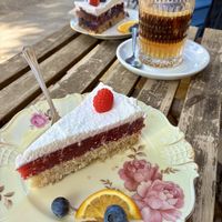 Kokos-Himbeer-Torte & Iced Latte (vorn) sowie Erdbeer-Minz-Torte & Espresso Tonic hinten ⭐️⭐️⭐️⭐️⭐️  at Café Kollwitz  in Leipzig