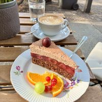 Schoko-Kirsch-Torte (vegan), Flat White mit Hafermilch & frisches Wasser 👍  at Café Kollwitz  in Leipzig