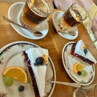 Espresso Tonic & Mango-Blaubeer-Torte 🥭🫐  at Café Kollwitz  in Leipzig