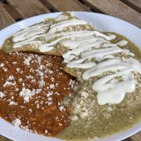 Muy delicioso los chilaquiles rellenos de quesos 🤤  at Veganiztlán in Mexico City