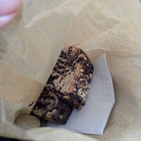 Pastís de xocolata i avellanes at Híbrid Cafè Restaurant in Esplugues De Llobregat