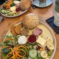 Veganes Frühstück. Ein zweites Brötchen war auf dem Weg zu uns.   at erhardt - das neue Café in Hannover