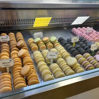 Vitrine 2 with the remaining macaron flavors  at La Parisienne Macaronnerie in Freiburg