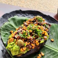 Plátano vegano: plátano asado con guacamole, maíz tierno, champiñones y aceitunas at Mirador Cristo Rey Jardín in Jardin