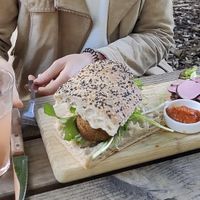 Flatbread met falafel & aardbei/roodfruit veldkeukenlimonade   at De Veldkeuken in Bunnik