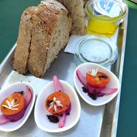 First course - fresh bread with hummus at De Veldkeuken in Bunnik