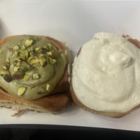 rol de pistacho y rol clásico de canela  at Have A Roll in Brussels