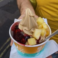 Beeren, Ananas und Mango auf Erdnusseis at Yolé in London