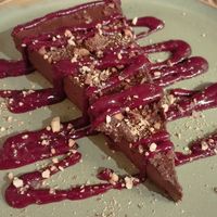 Pastís de xocolata i plàtan vegà at Pizza Natura in Barcelona