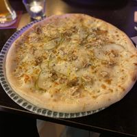 Birne-Walnuss-Pizza  at Fratelli Miccoli Neustadt in Bremen