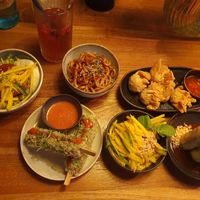 Bao Bun, Tofu Sticks, Udonnudeln, Mango Salat, Wantans, Sommerrollen (Dumplings kamen erst später) at Madame Mai in Hamburg