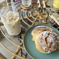 rol de almendras, te chai helado  at Buen Confidente in Merida