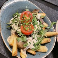 Loaded fries with creamy mushrooms 🍄‍🟫   at Hans im Glück - Caleido in Stuttgart