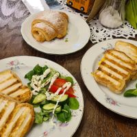 Heerlijke glutenvrije & vegan tosti's, choco croissant en wortelcake 💚 at Fluit & Kruid in Putten