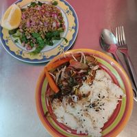 Chapsui de tofu con arroz y ensalada at Come Como Cabra in Nunoa