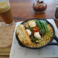 Panelinha de polenta, ragu de cogumelos tostados, parmesão de castanhas e rúcula at Moringa in Niteroi