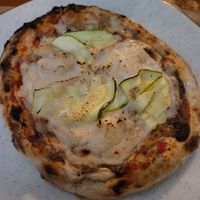 pizza de burrata, abobrinha e limão siciliano at Moringa in Niteroi