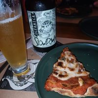 Pizza de jaca com requeijão e cerveja artesanal. at Moringa in Niteroi