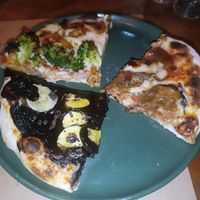 Pizza de cogumelos, pizza de brócolis com bacon de tempeh e alho frito, pizza doce de brigadeiro com banana. at Moringa in Niteroi