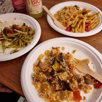 Nudeln, Couscous, Gemüse - zum Mixen wie man möchte:-) Leider Einweggeschirr... at Artisti del Vegetariano - Corso Magenta in Milan