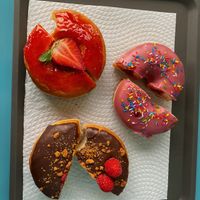 Rasp Veggie (donut de recheio de framboesa, cobertura de chocolate negro, lótus partida e framboesa) e Vegan Morango (donut sem recheio, cobertura de geleia de morango e morango)  at Cloud Doughnuts in Fatima