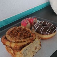 Cinnamon Roll (rolo de massa donut com manteiga e canela, creme de lótus, riscos de caramelo e lótus partida) at Cloud Doughnuts in Fatima