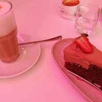 Schoko Kuchen und Pistazien Latte mit Hafermilch at Café Soulcakes in Ingolstadt