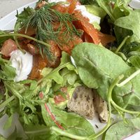 Sauerteig, Brot, geröstet und super knackig mit veganem Lachs aus Karotten, die mariniert waren mit Erbsen minus Guacamole. Top!  at Blumental in Berlin