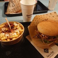 Garlic fries, free refill cup, and cheeseburger at Swing Kitchen in Munich