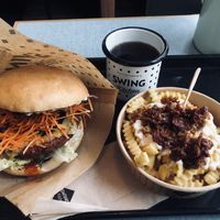 Cheesburger mit Galic Pommes   at Swing Kitchen in Munich