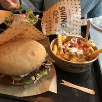 Cheeseburger und classic Pommes   at Swing Kitchen in Munich
