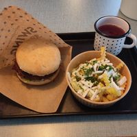 Bacon Burger, Greek fries, and the unlimited drink cup at Swing Kitchen in Munich