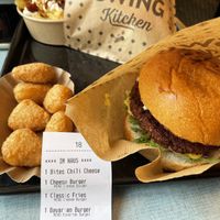 Burger mit Chili Cheese Nuggets  at Swing Kitchen in Munich