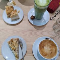 Bienenstich (oben) und Apfel- Streuselkuchen at ima vegan  in Hamburg
