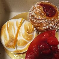 Cruffin, Orange meringue and rasperry cake at ima vegan  in Hamburg