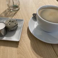 Americano und Macaron „schwarzer Sesam"  at ima vegan  in Hamburg